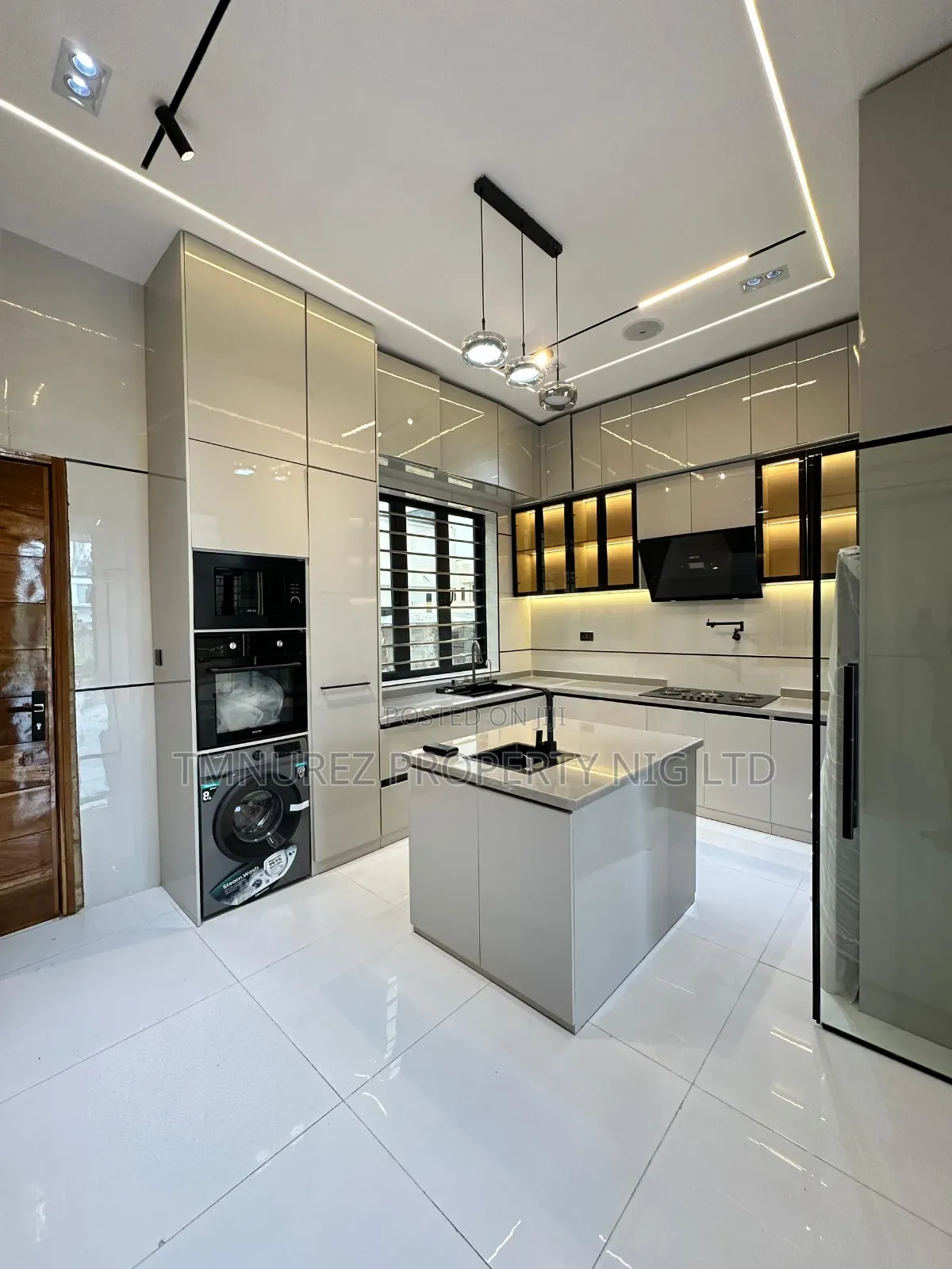 5bdrm Duplex in Orchild Road, Chevron for sale