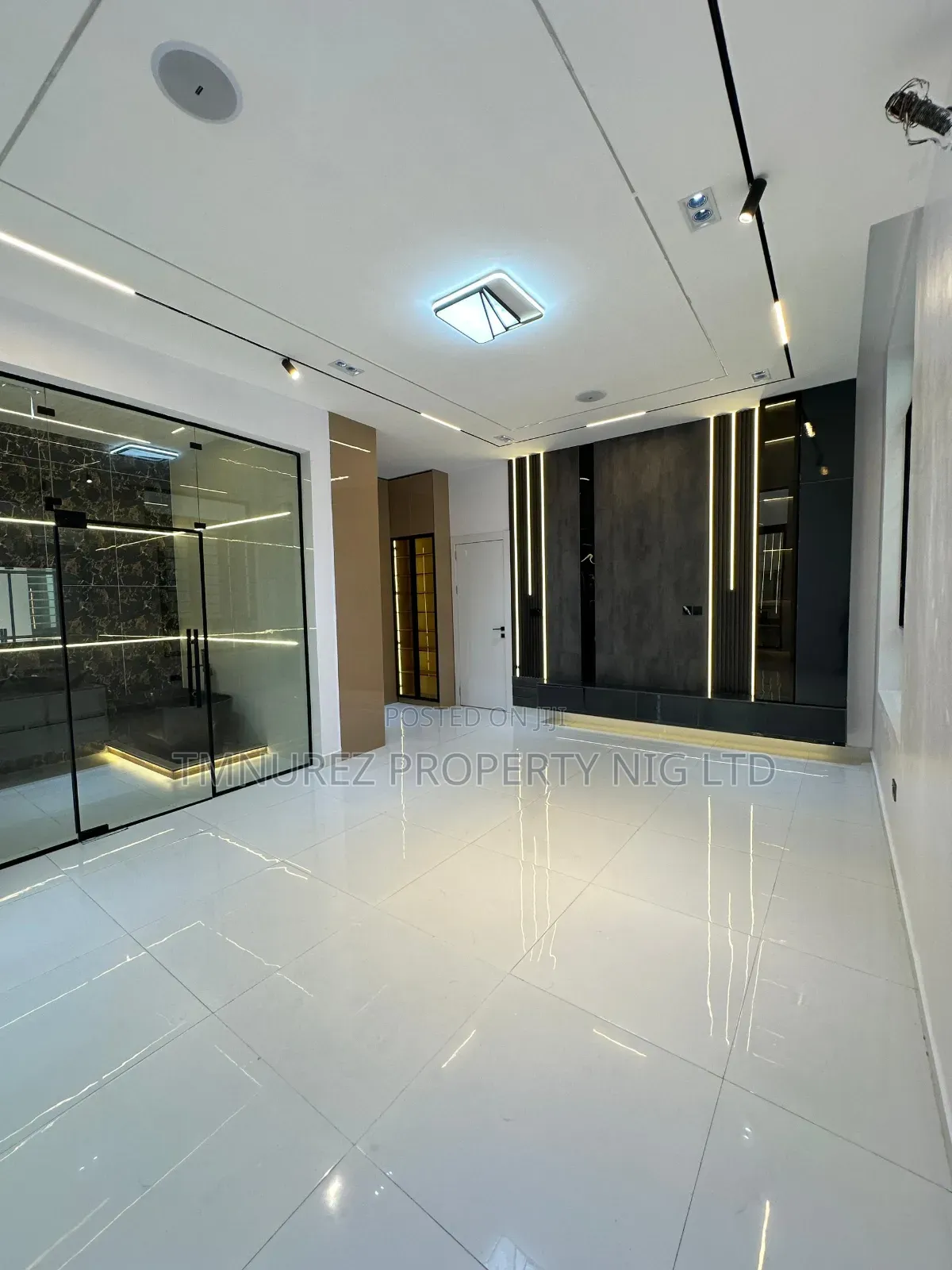 5bdrm Duplex in Orchild Road, Chevron for sale