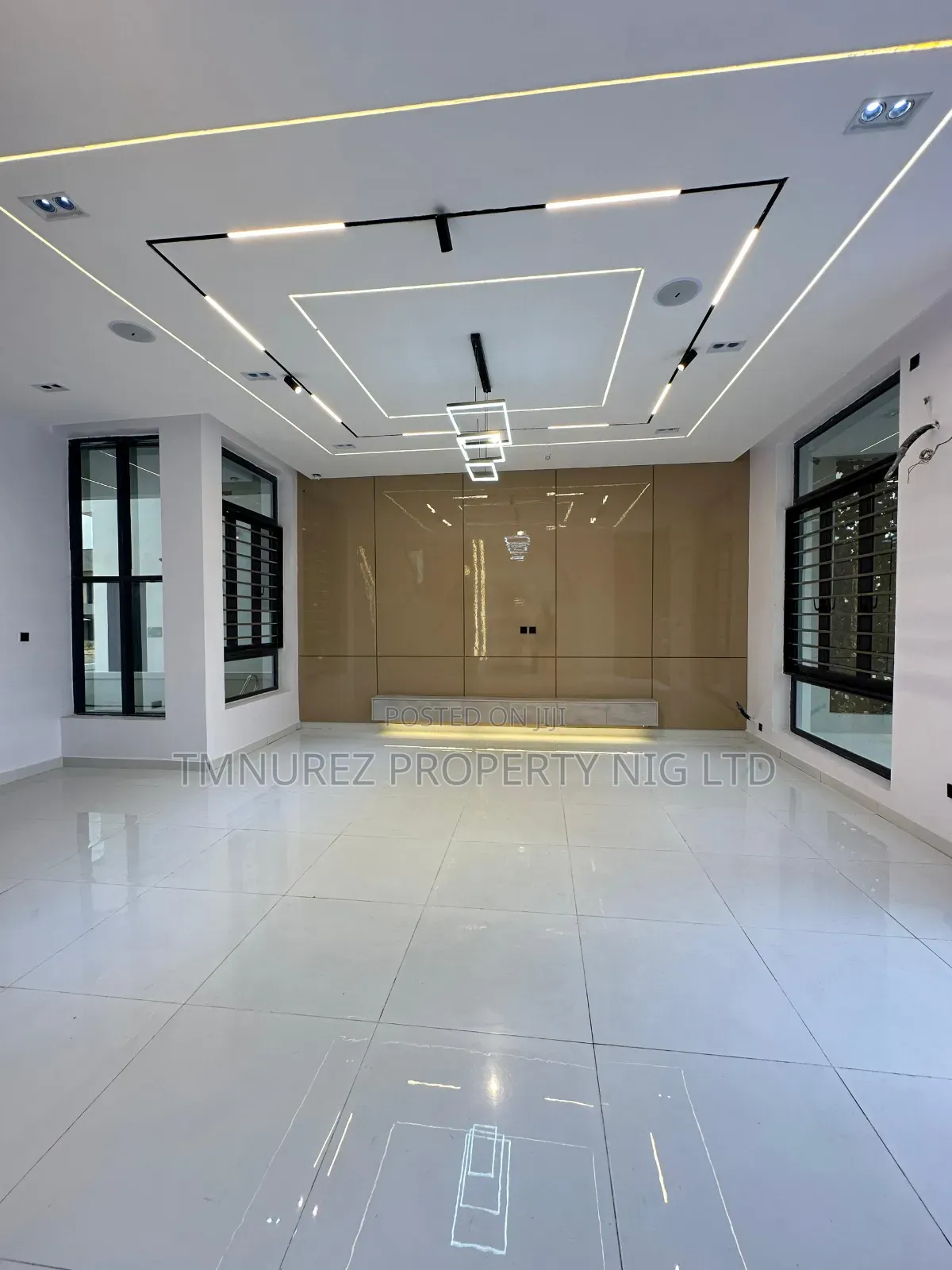 5bdrm Duplex in Orchild Road, Chevron for sale