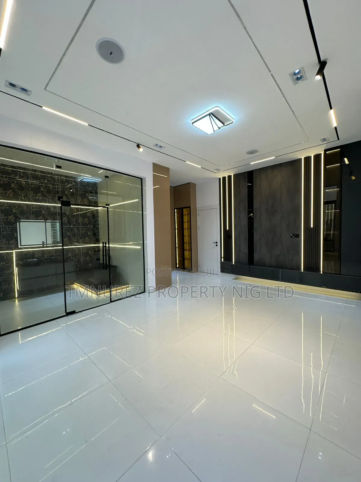 5bdrm Duplex in Orchild Road, Chevron for sale