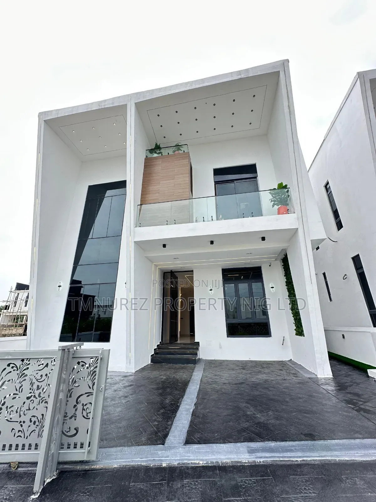 5bdrm Duplex in Orchild Road, Chevron for sale