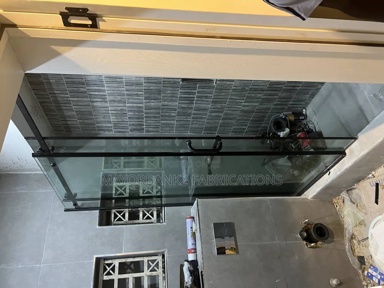 Plane Sliding Shower Cubicle With Black Accessories