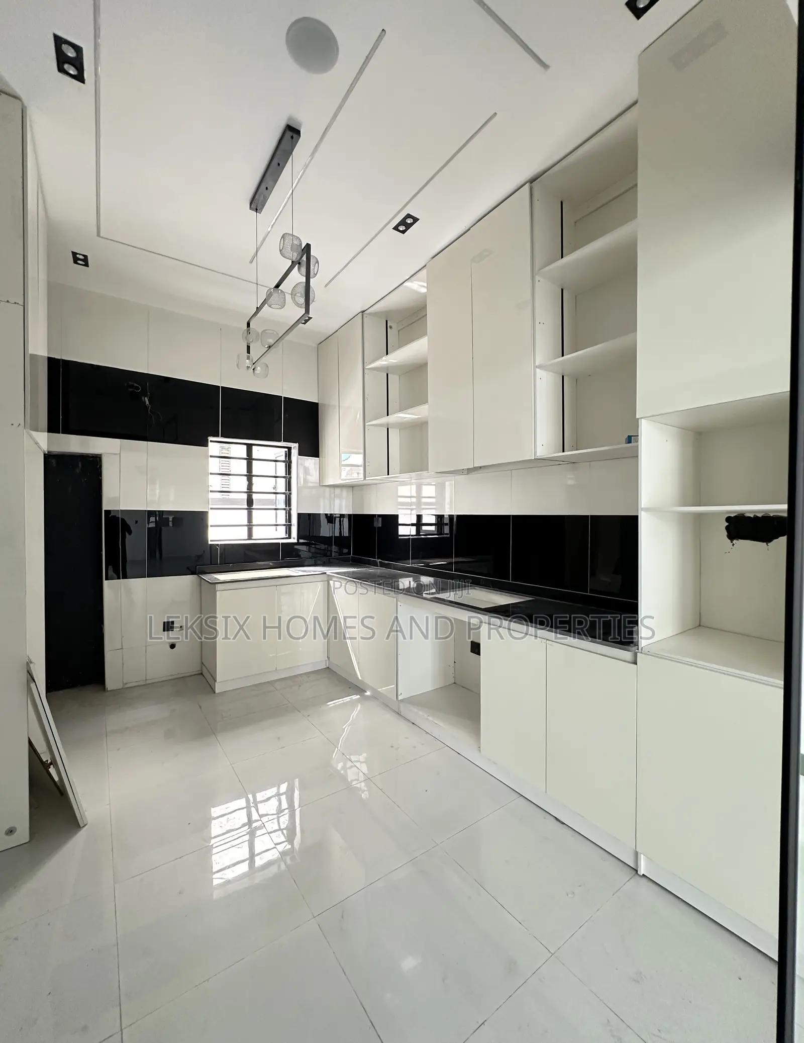 4bdrm Duplex in A Well Secured, Lekki Phase 2 for sale