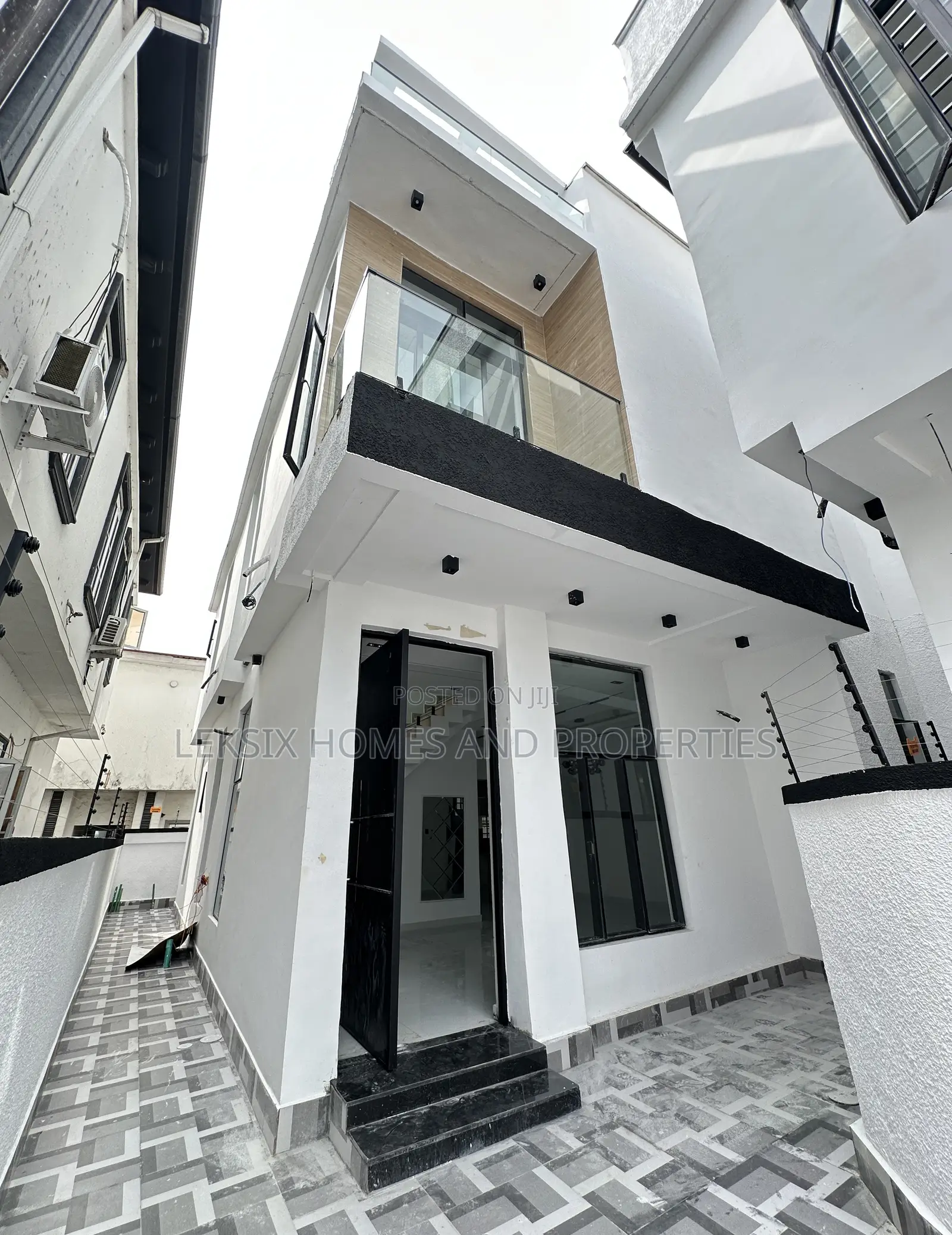 4bdrm Duplex in A Well Secured, Lekki Phase 2 for sale