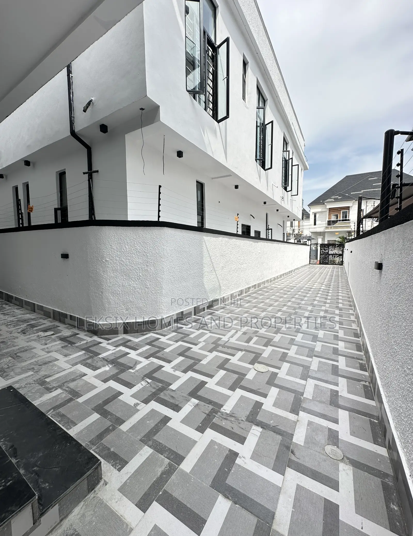 4bdrm Duplex in A Well Secured, Lekki Phase 2 for sale
