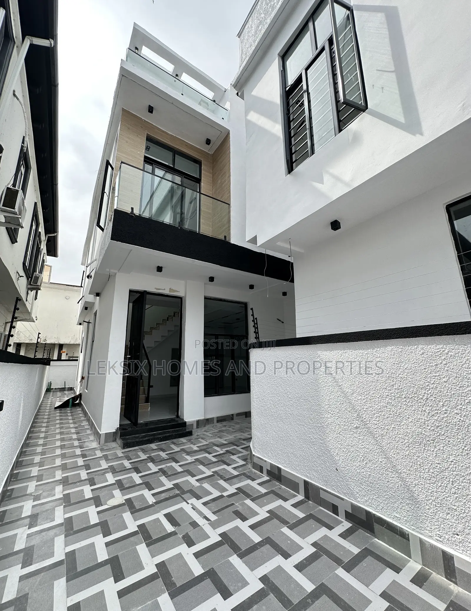 4bdrm Duplex in A Well Secured, Lekki Phase 2 for sale