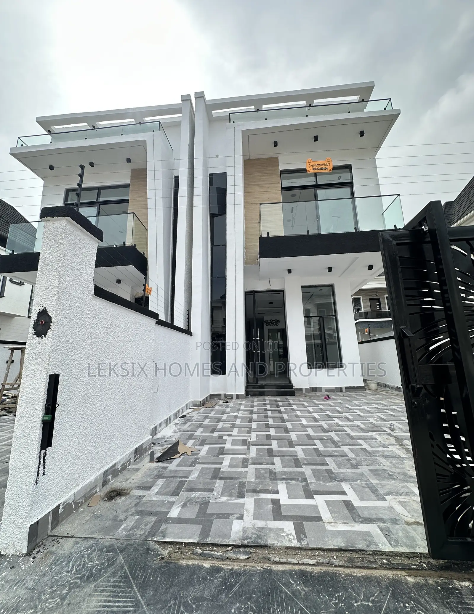4bdrm Duplex in A Well Secured, Lekki Phase 2 for sale