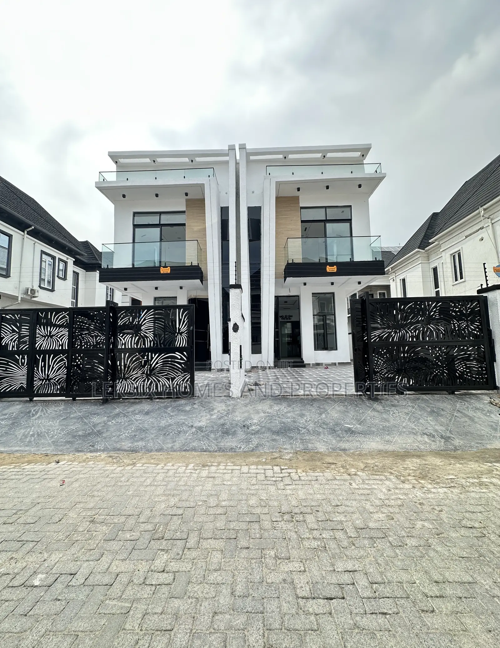 4bdrm Duplex in A Well Secured, Lekki Phase 2 for sale