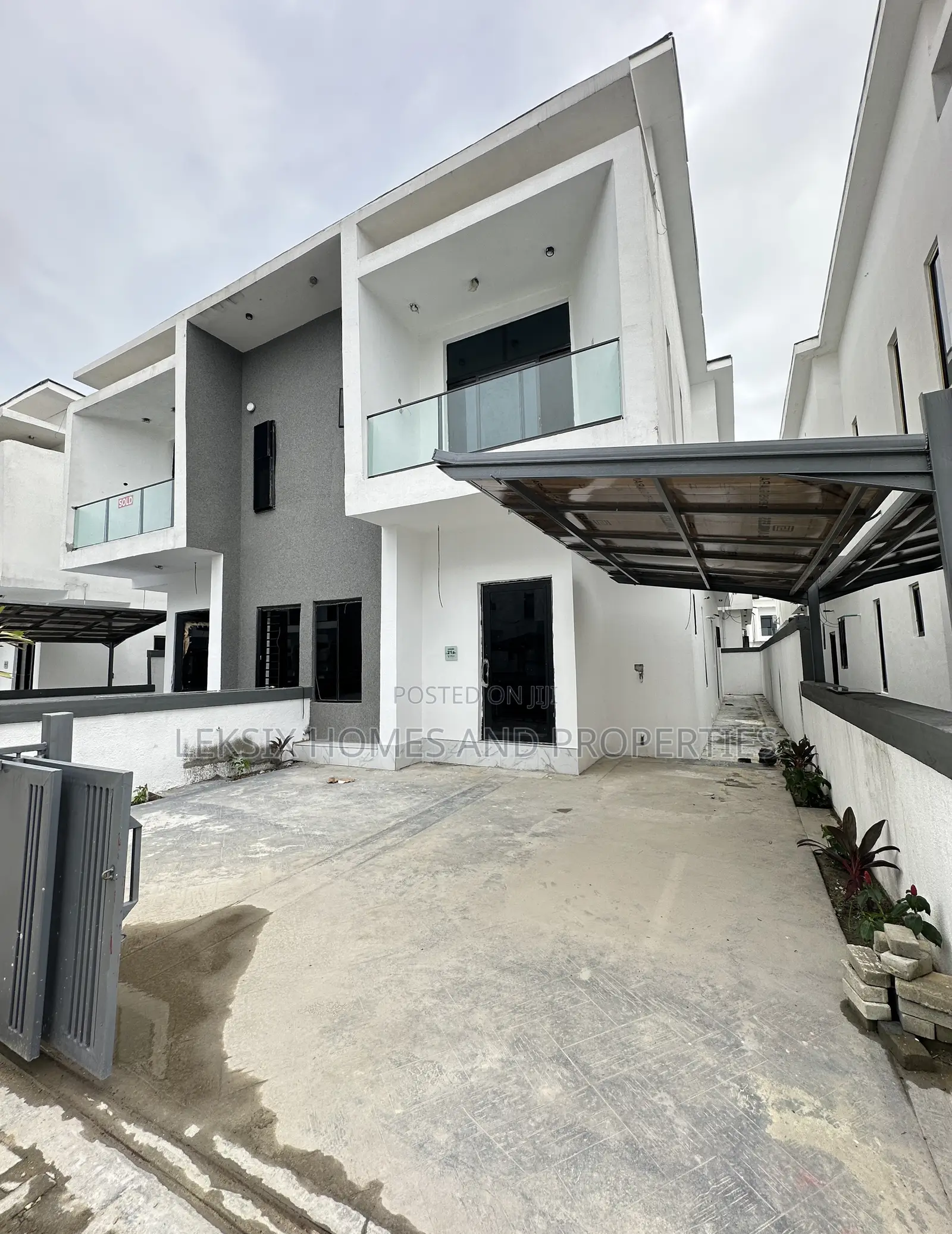 4bdrm Duplex in A Well Secured, Lekki Phase 2 for sale