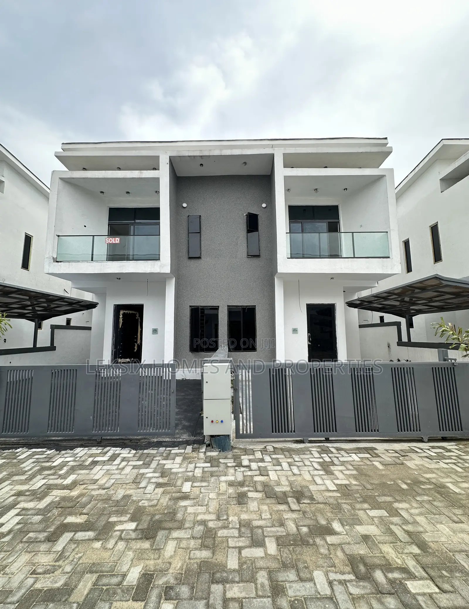 4bdrm Duplex in A Well Secured, Lekki Phase 2 for sale