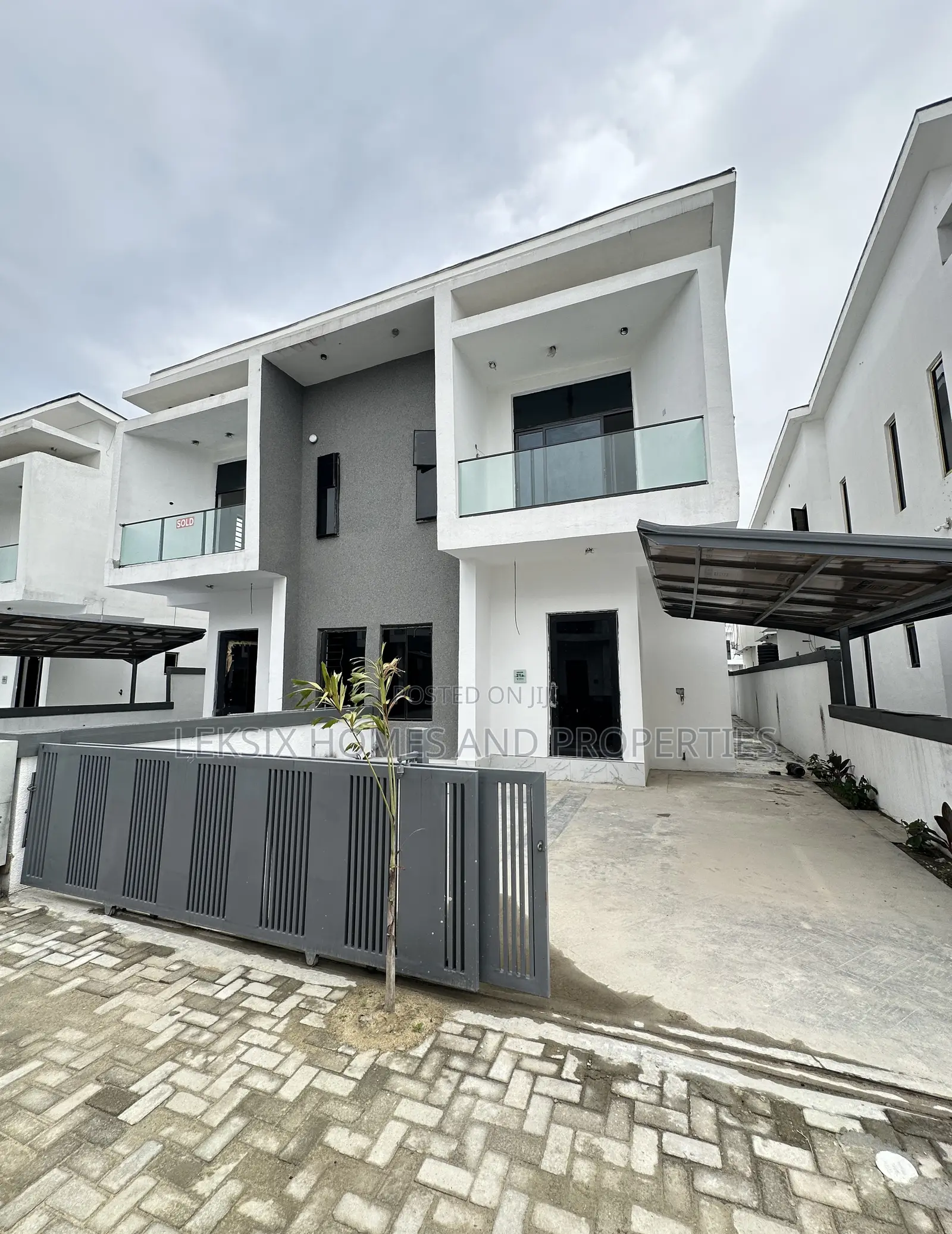 4bdrm Duplex in A Well Secured, Lekki Phase 2 for sale