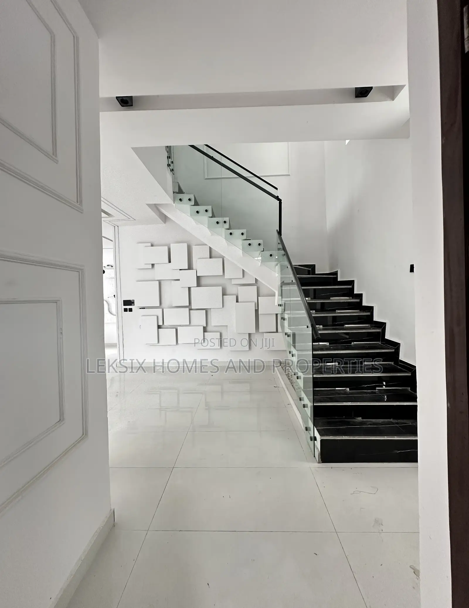 5bdrm Duplex in A Well Secured, Lekki Phase 2 for sale
