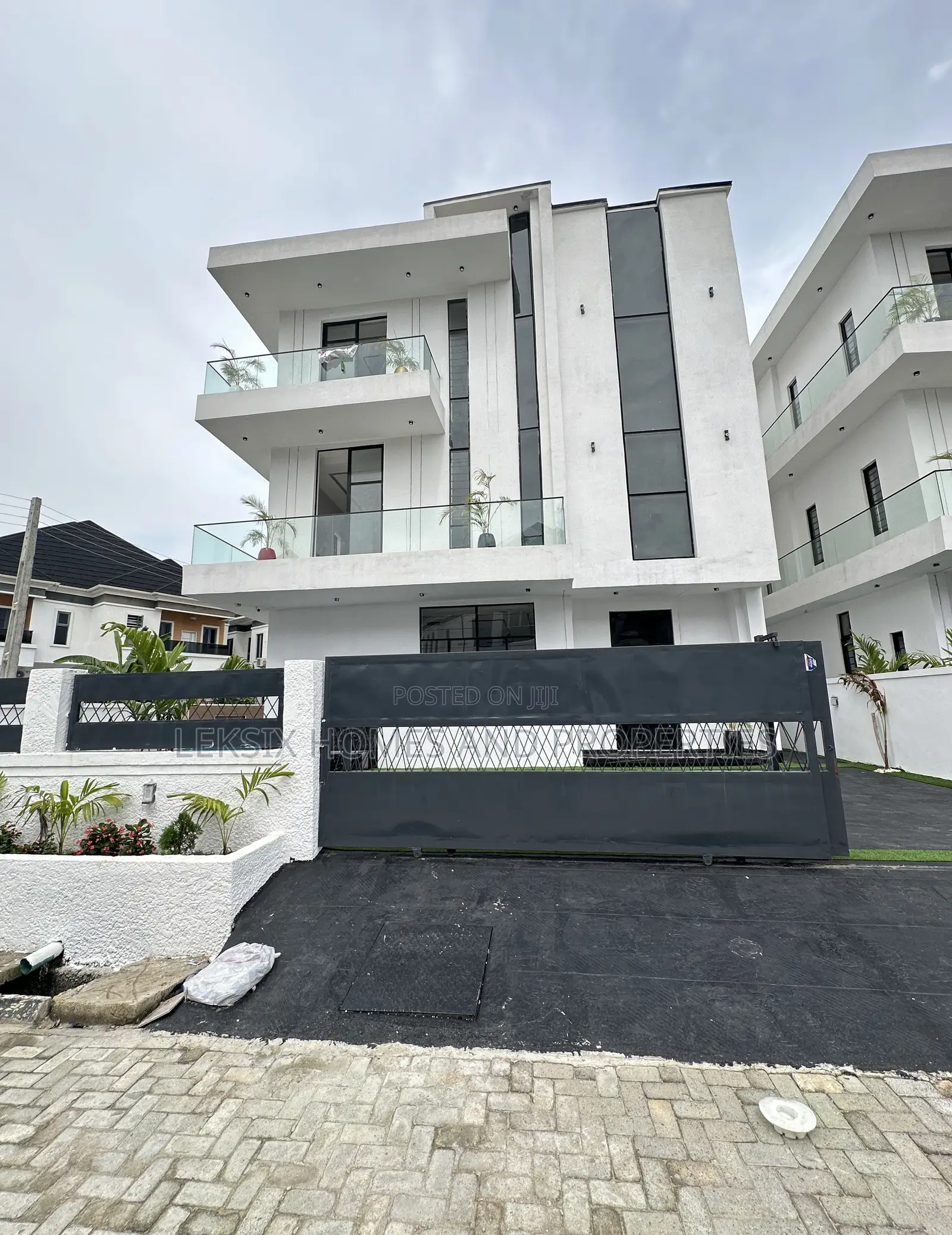 5bdrm Duplex in A Well Secured, Lekki Phase 2 for sale