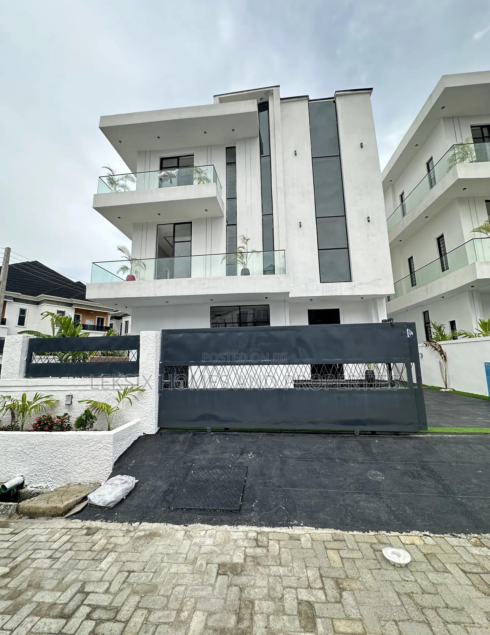 5bdrm Duplex in A Well Secured, Lekki Phase 2 for sale