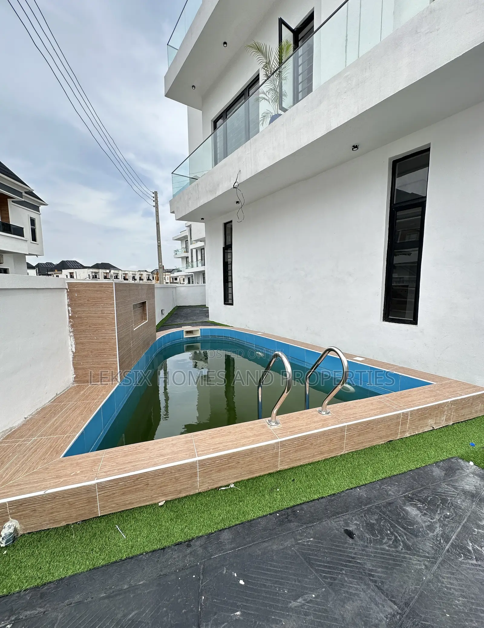 5bdrm Duplex in A Well Secured, Lekki Phase 2 for sale