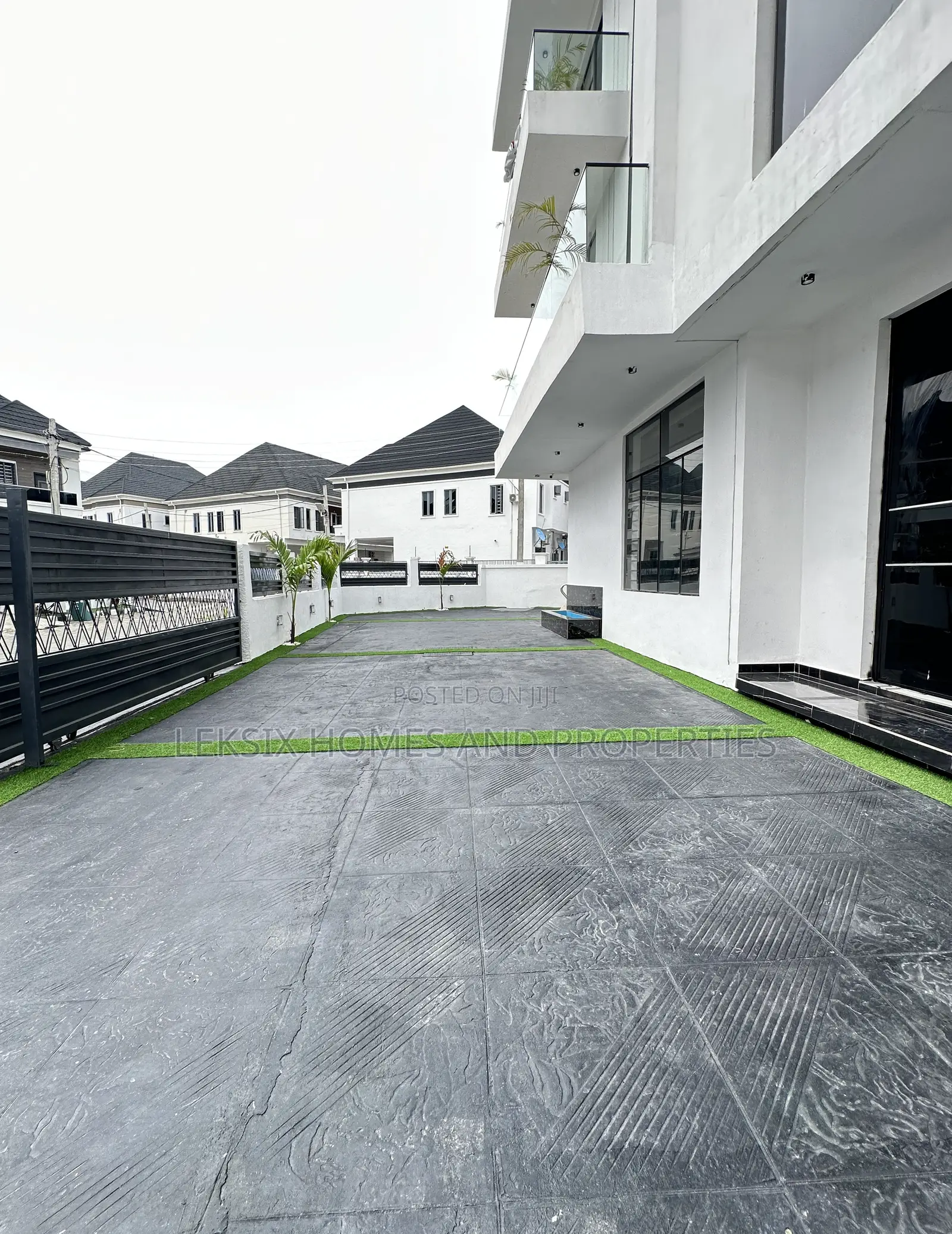 5bdrm Duplex in A Well Secured, Lekki Phase 2 for sale