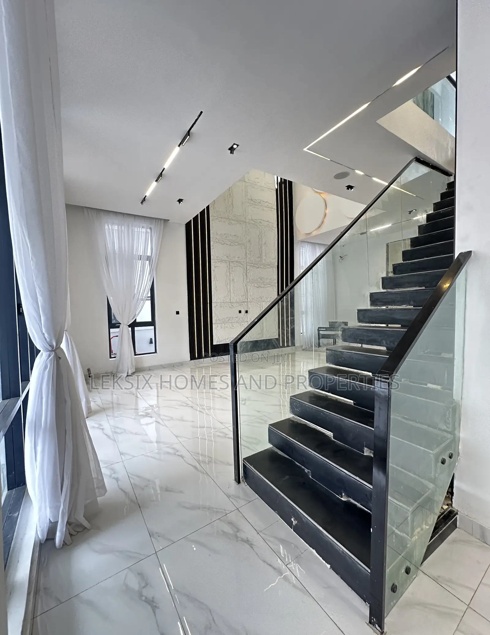 5bdrm Duplex in A Well Secured, Lekki Phase 2 for sale