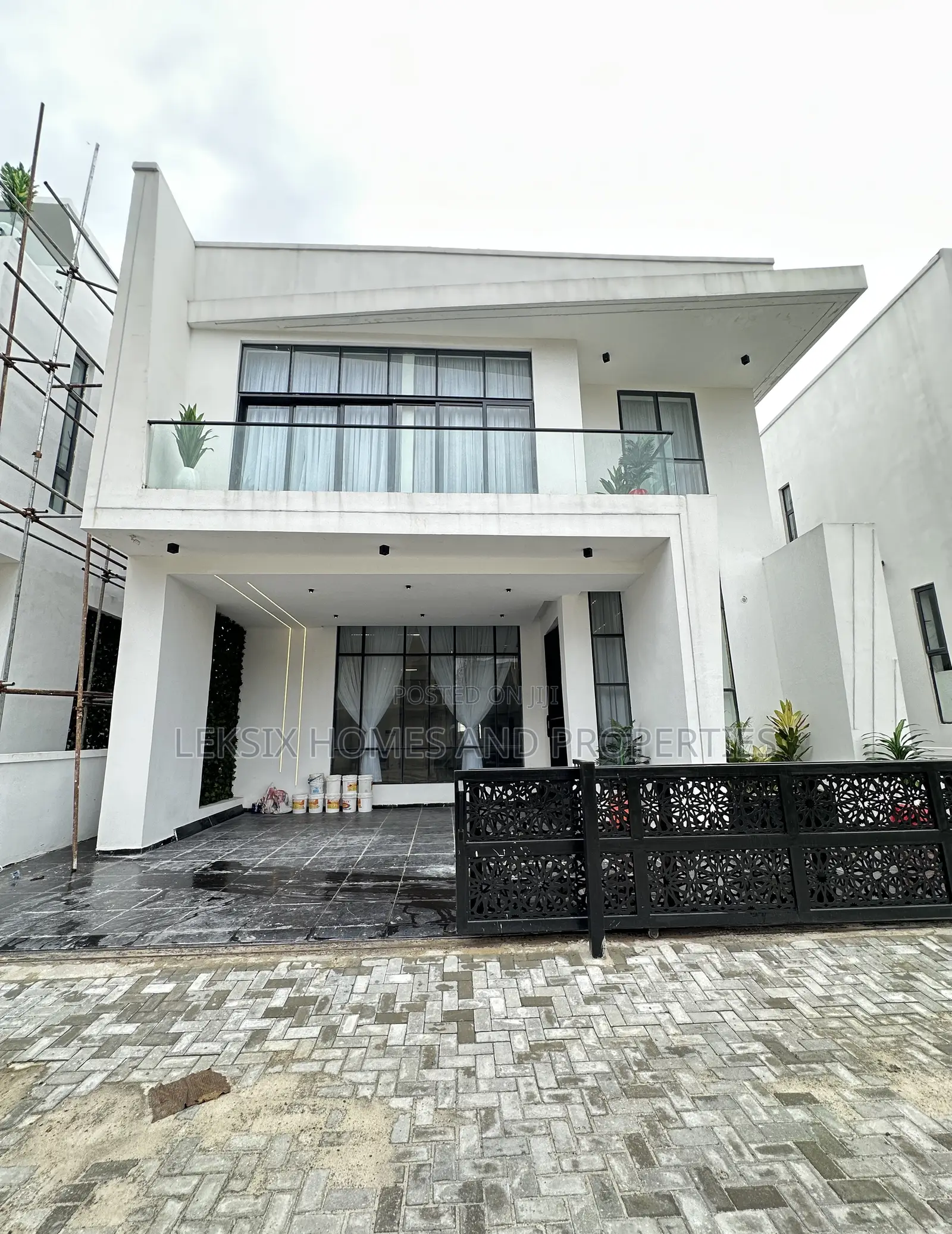 5bdrm Duplex in A Well Secured, Lekki Phase 2 for sale