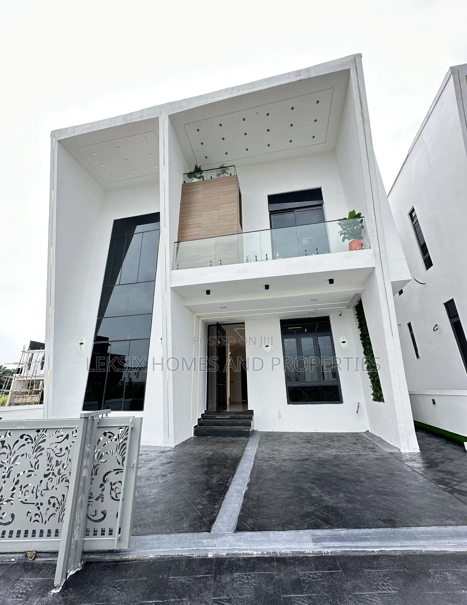 5bdrm Duplex in A Well Secured, Lekki Phase 2 for sale
