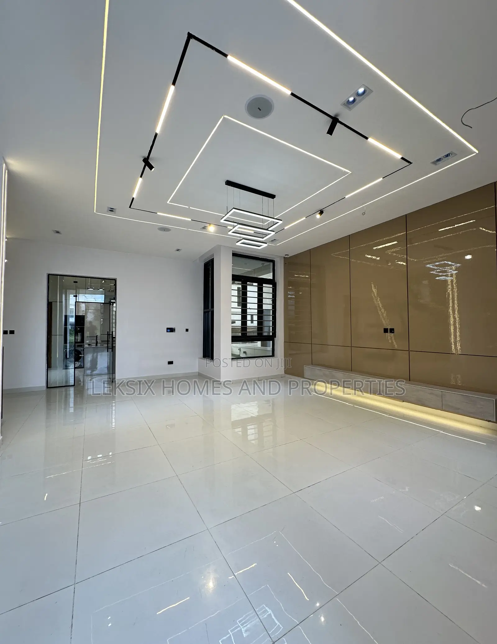 5bdrm Duplex in A Well Secured, Lekki Phase 2 for sale