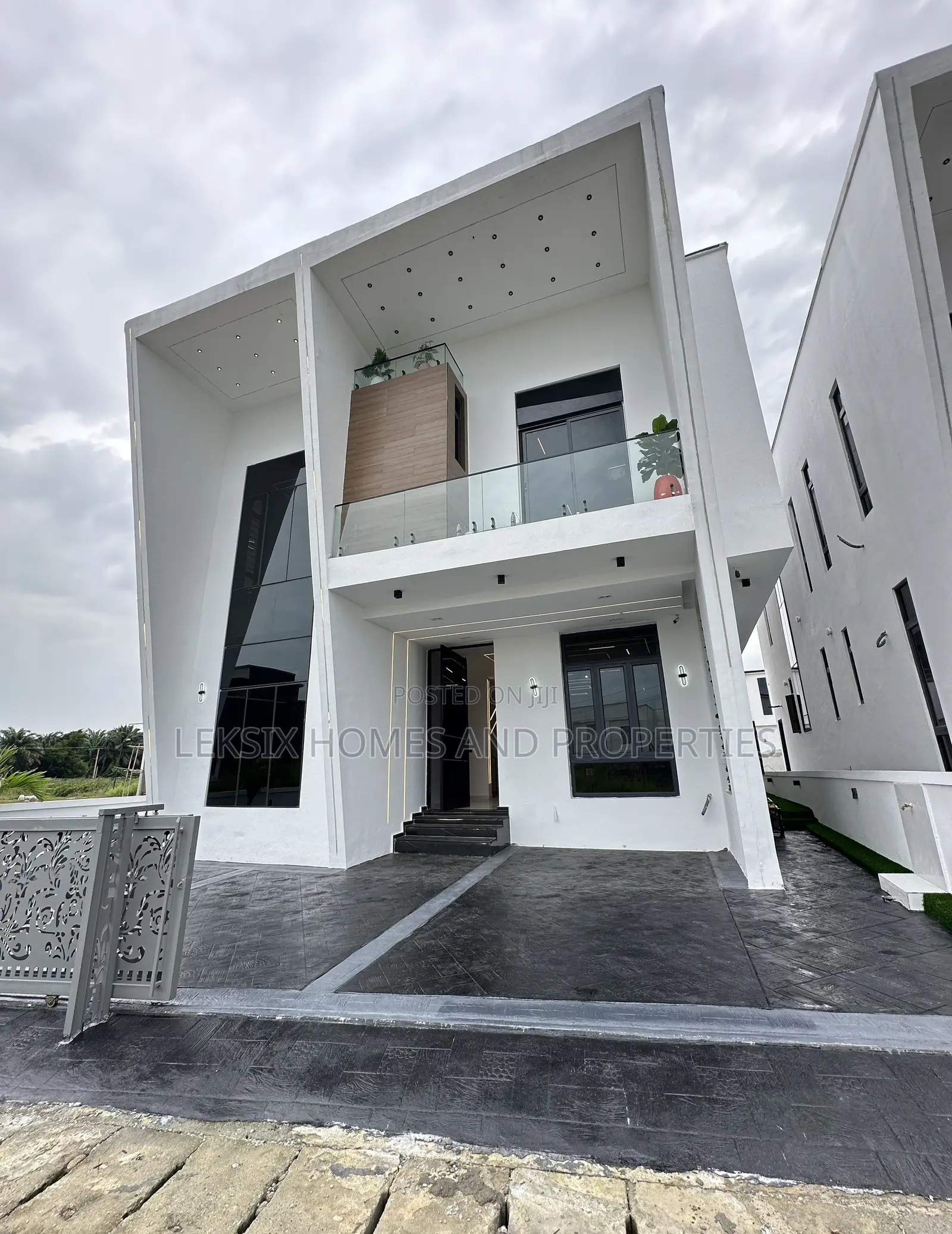 5bdrm Duplex in A Well Secured, Lekki Phase 2 for sale