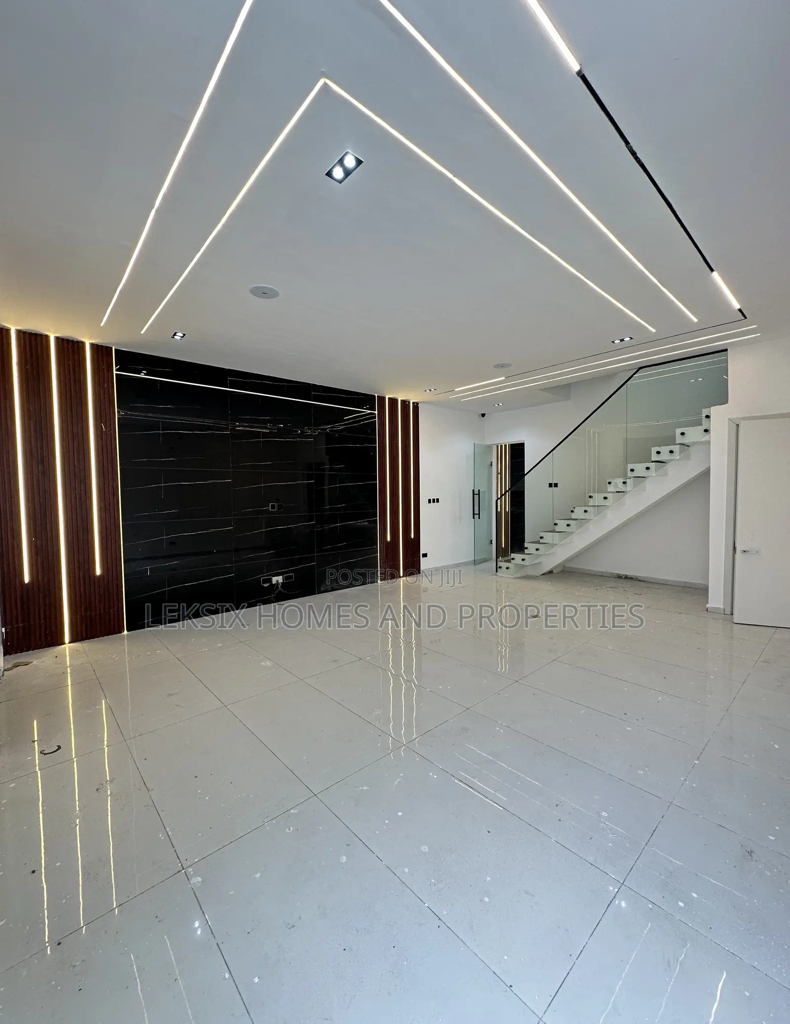 4bdrm Duplex in A Well Secured, Lekki Phase 2 for sale