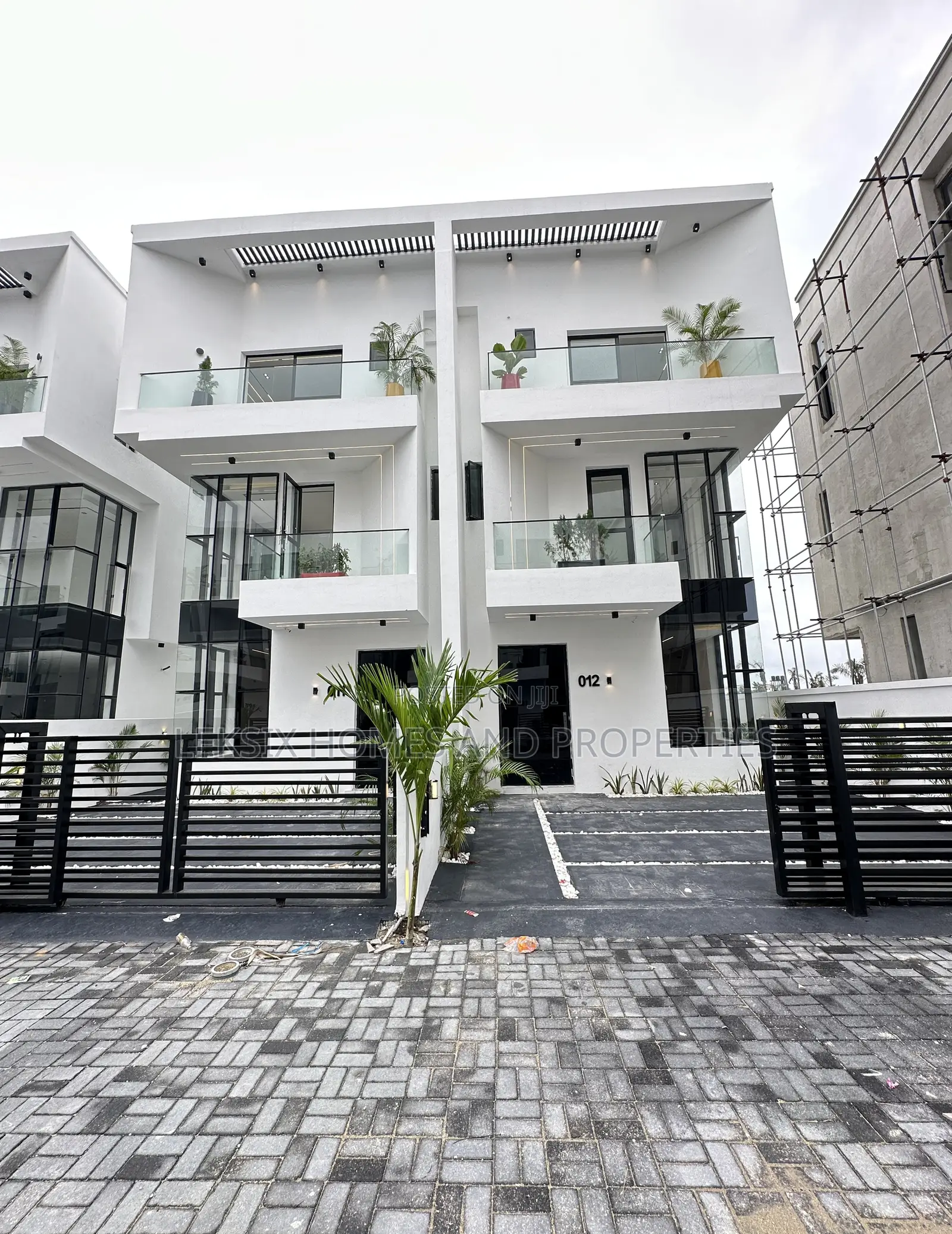 4bdrm Duplex in A Well Secured, Lekki Phase 2 for sale
