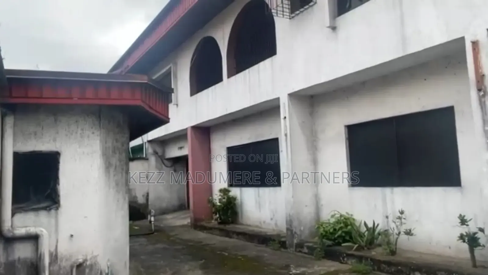 6bdrm Duplex in Cocaine Estate, Off for sale