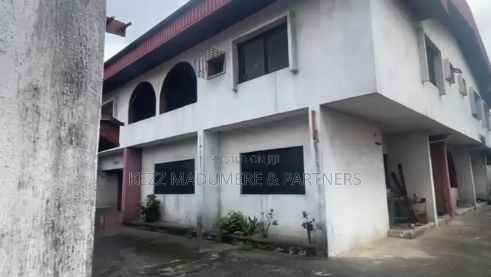 6bdrm Duplex in Cocaine Estate, Off for sale