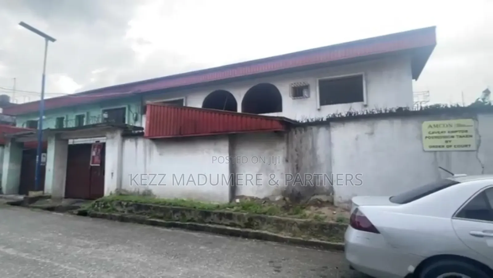 6bdrm Duplex in Cocaine Estate, Off for sale
