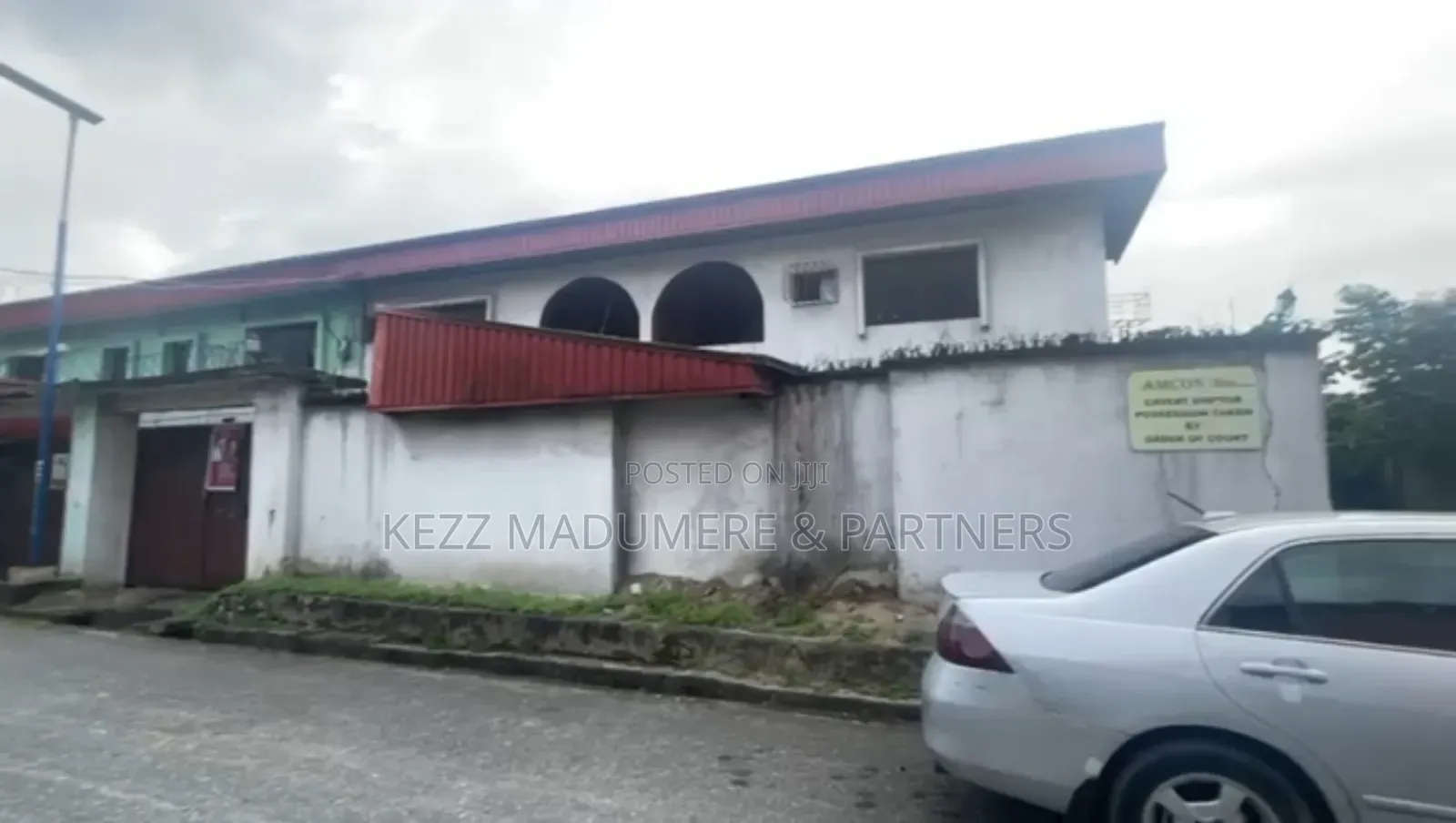6bdrm Duplex in Cocaine Estate, Off for sale