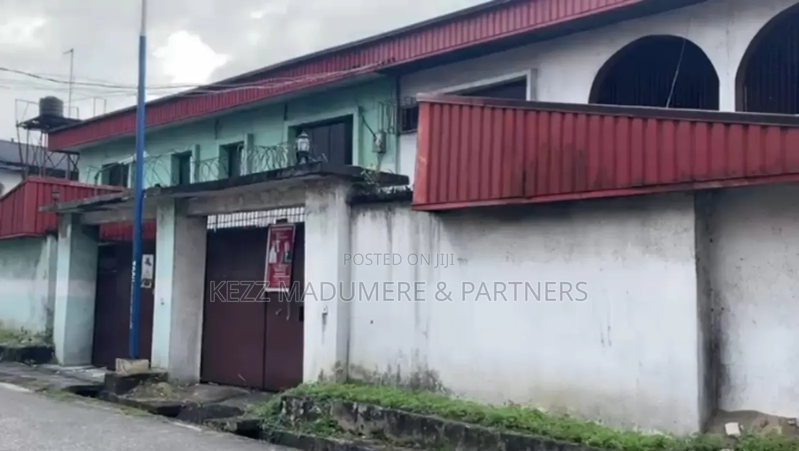 6bdrm Duplex in Cocaine Estate, Off for sale