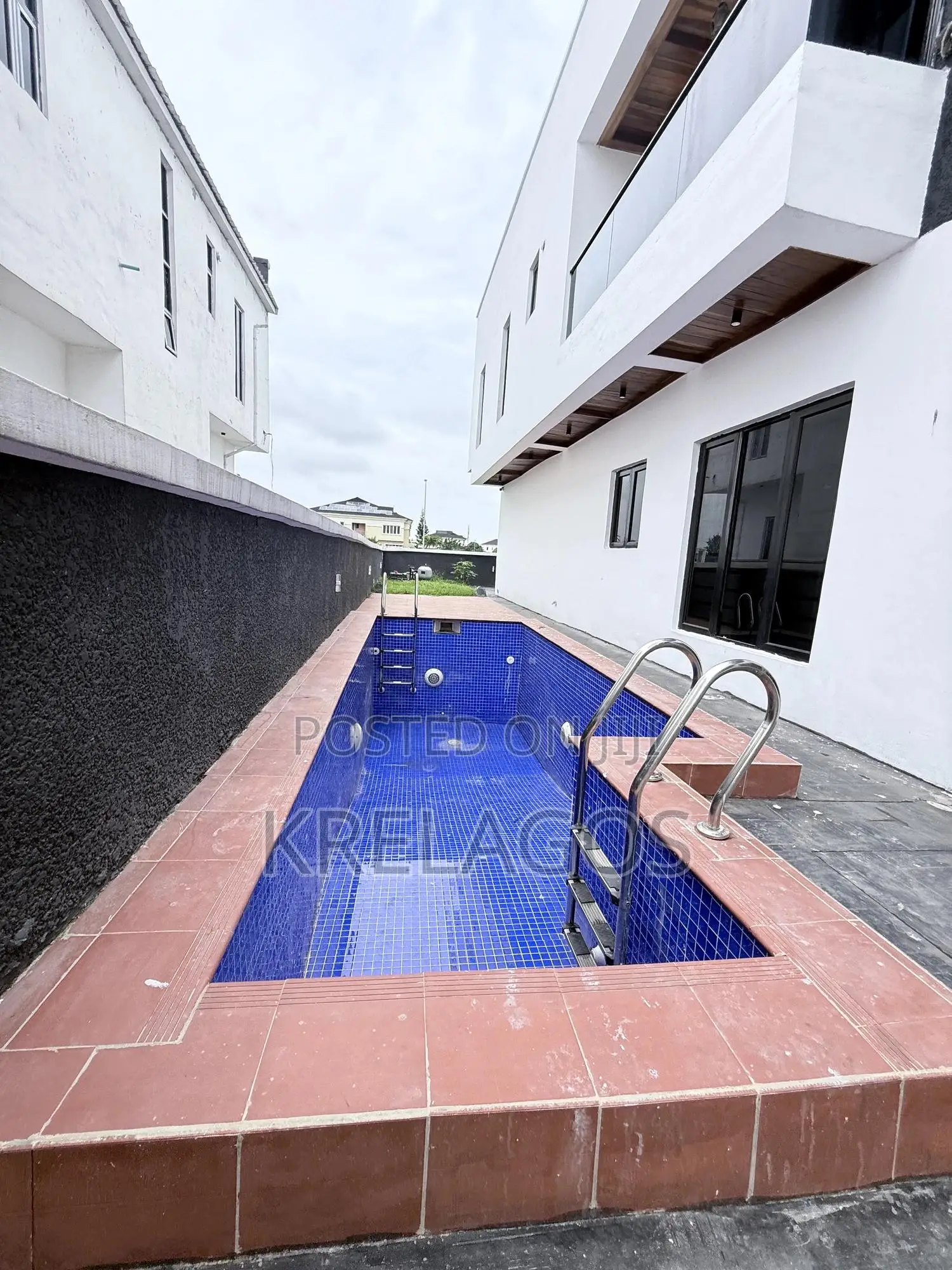 5bdrm Duplex in Royal Gardens, Off Lekki-Epe Expressway for sale