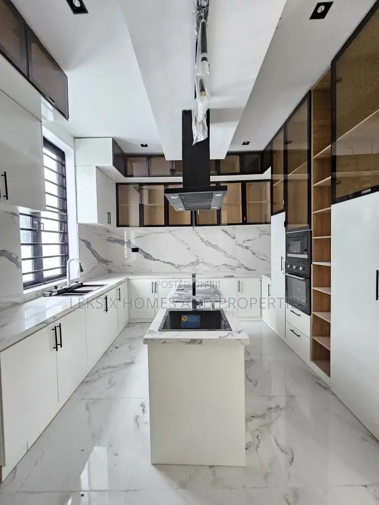5bdrm Duplex in A Well Serene And, Lekki Phase 1 for sale