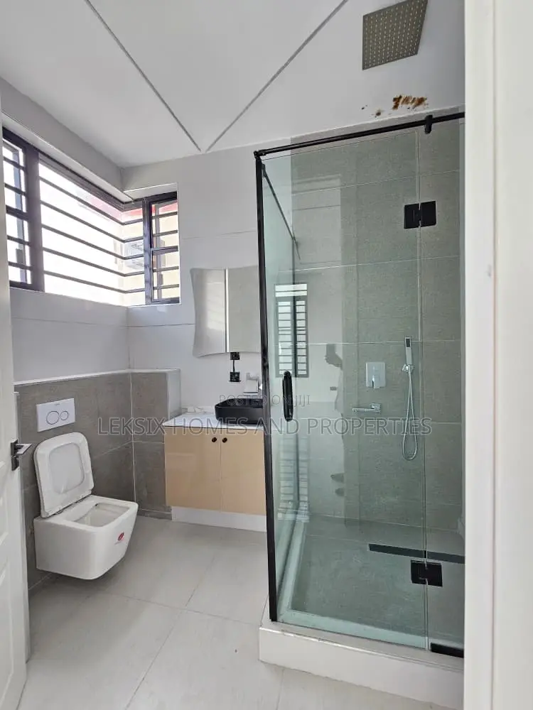 5bdrm Duplex in A Well Serene And, Lekki Phase 1 for sale