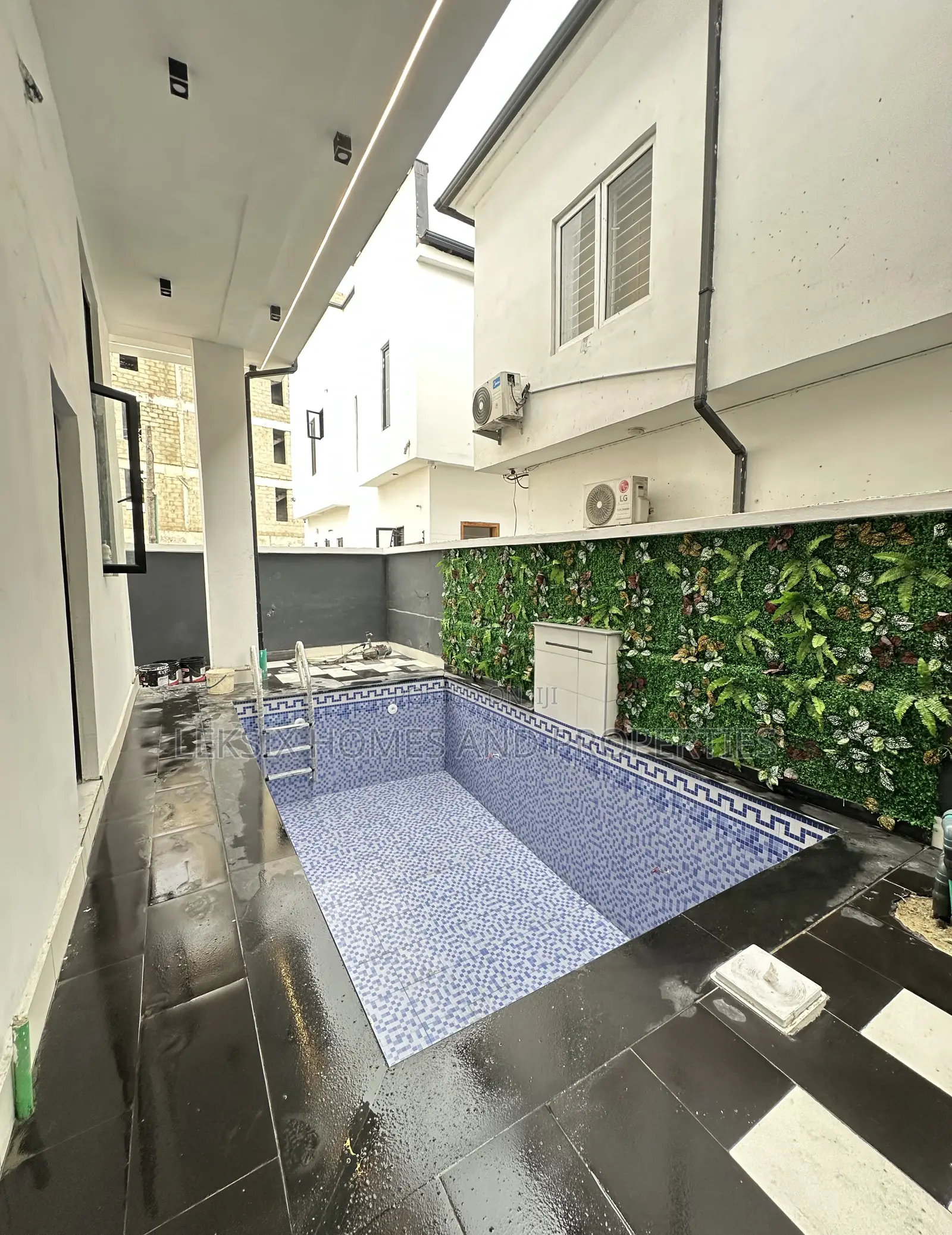 5bdrm Duplex in A Well Secured, Chevron for sale