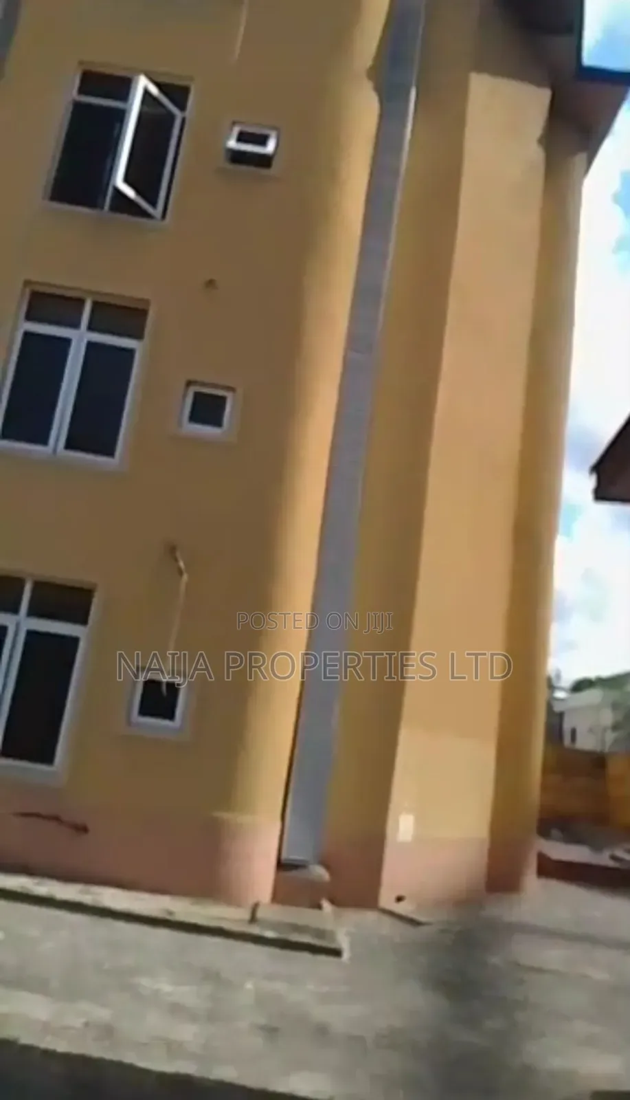 3bdrm Block of Flats in Victoria Island for sale