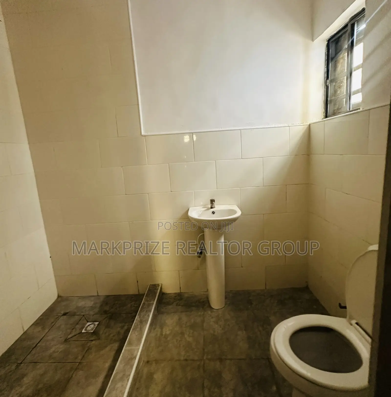 3bdrm Duplex in Olowora Magodo Lagos for sale