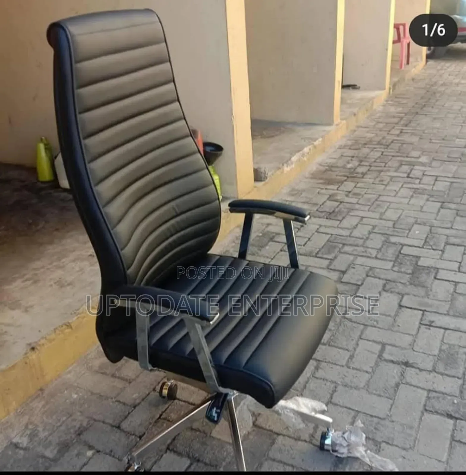 Swivel Office Chair With Sleek Modern Design