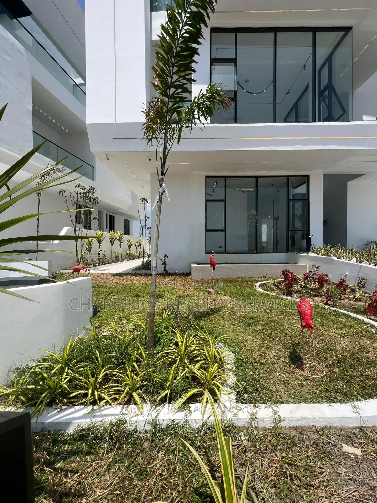 5bdrm Mansion in Osapa london for sale