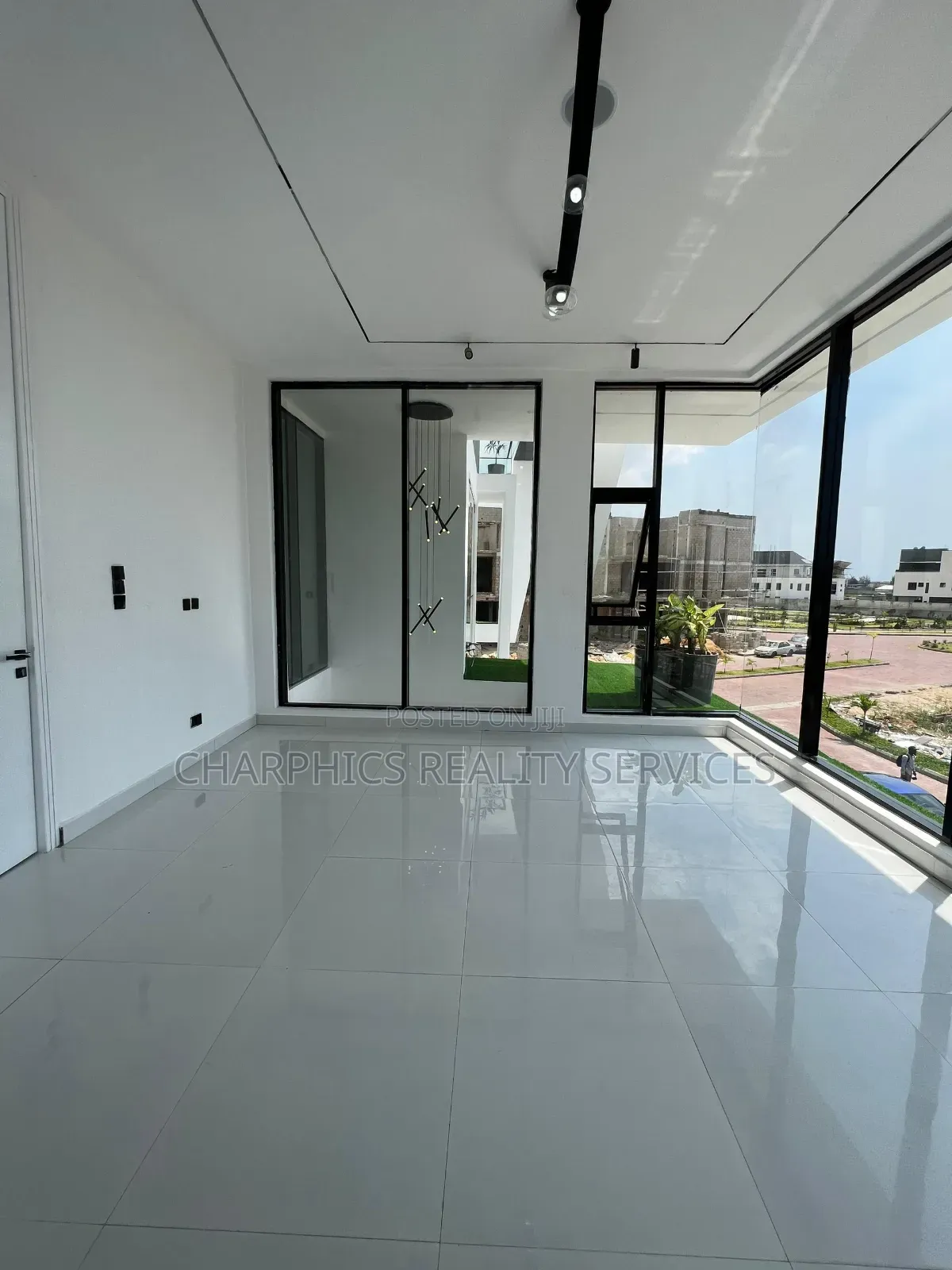 5bdrm Mansion in Osapa london for sale