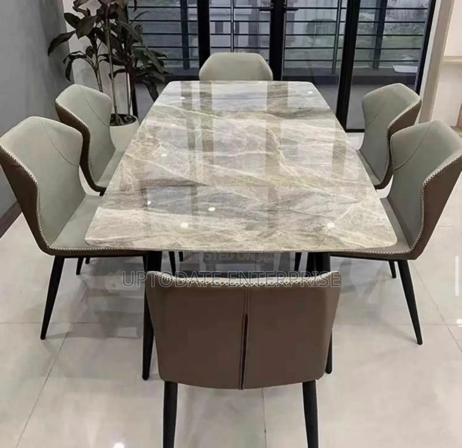 Spacious 6 Seater Dining