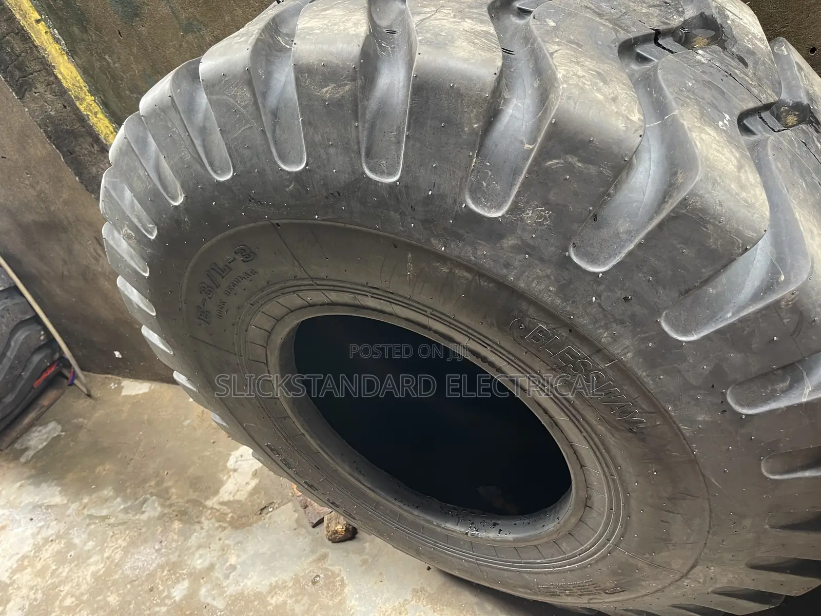 Tire for Caterpillar Truck Cat 725, 730, 740