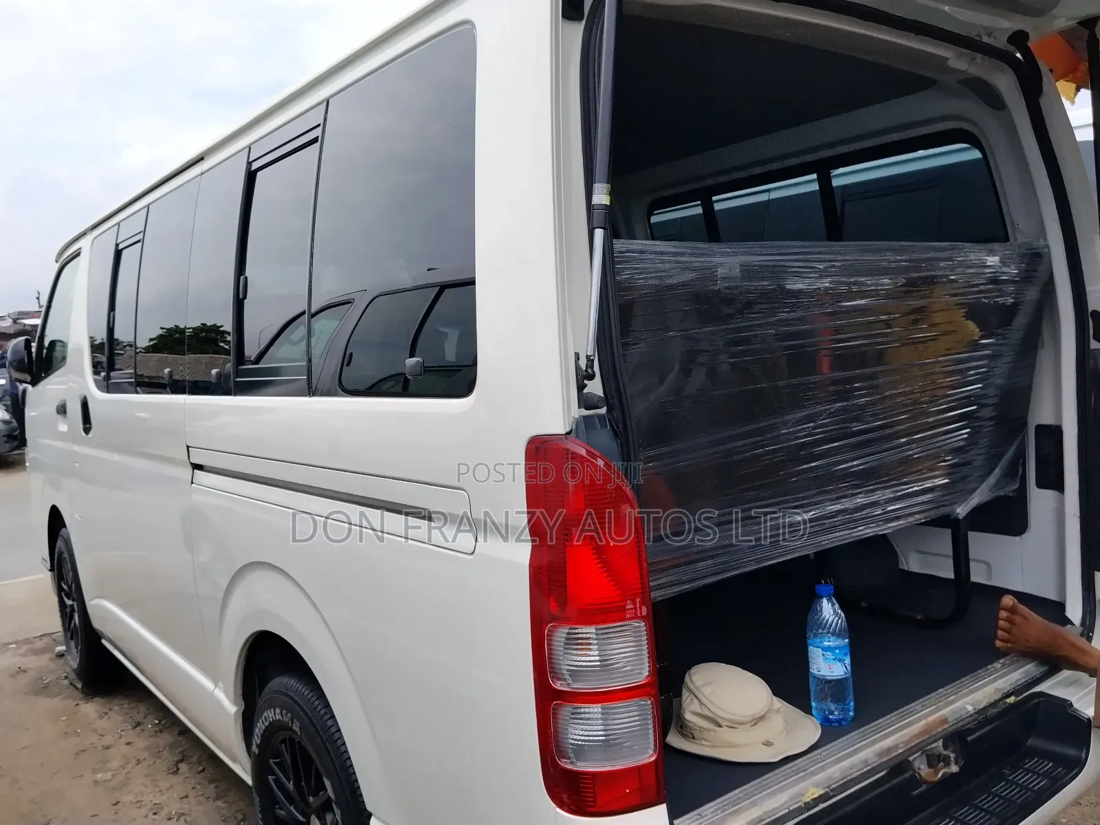 Toyota HiAce 2013 White