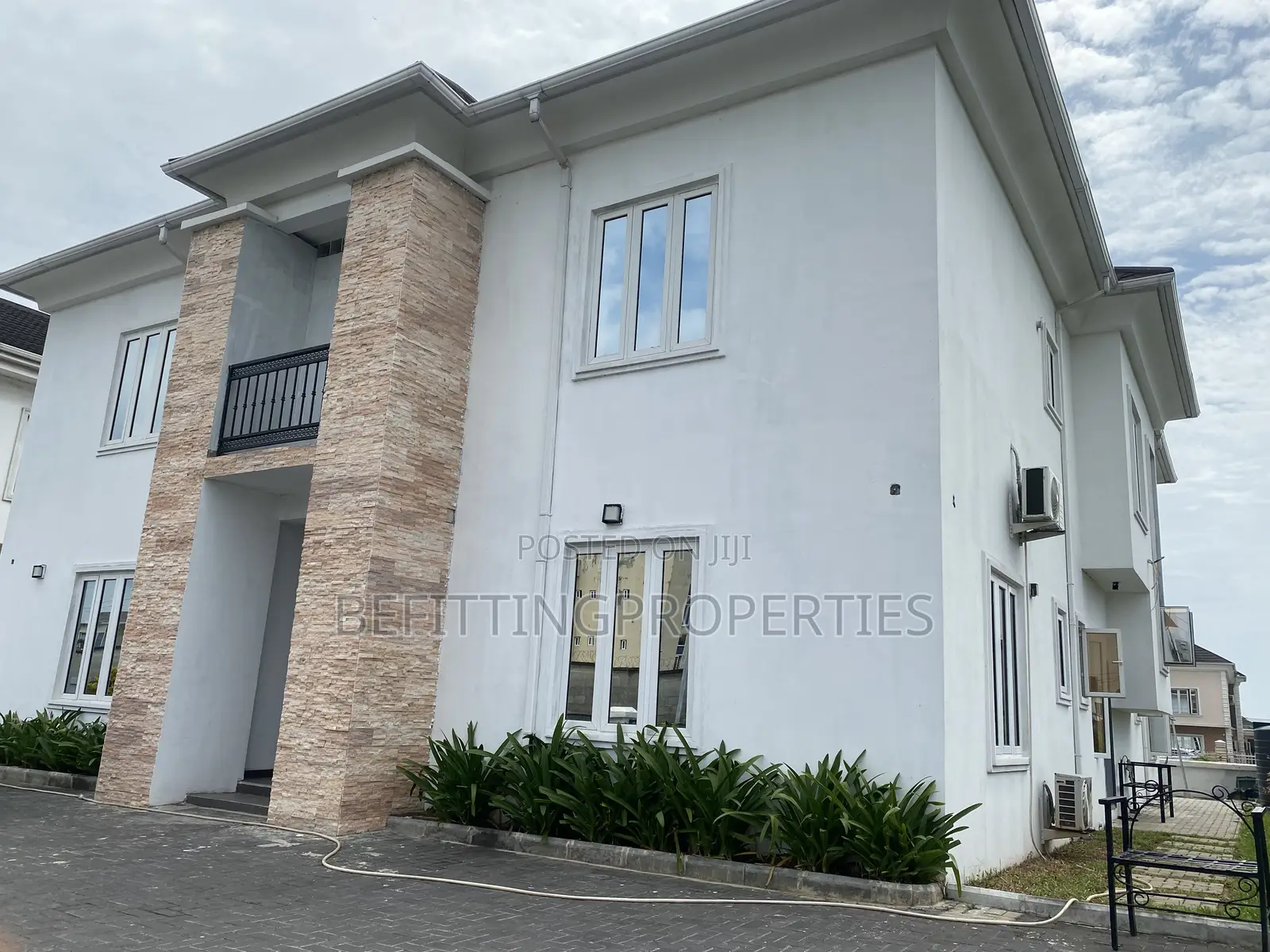 5bdrm Duplex in Lekki Phase 2 for sale