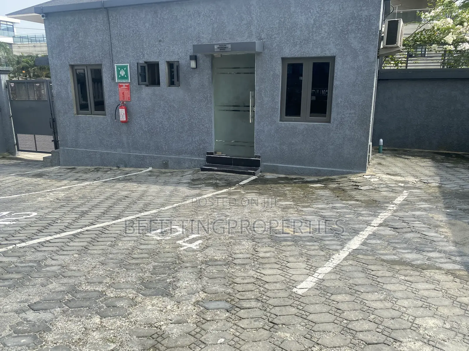 3bdrm Block of Flats in Ikoyi for rent