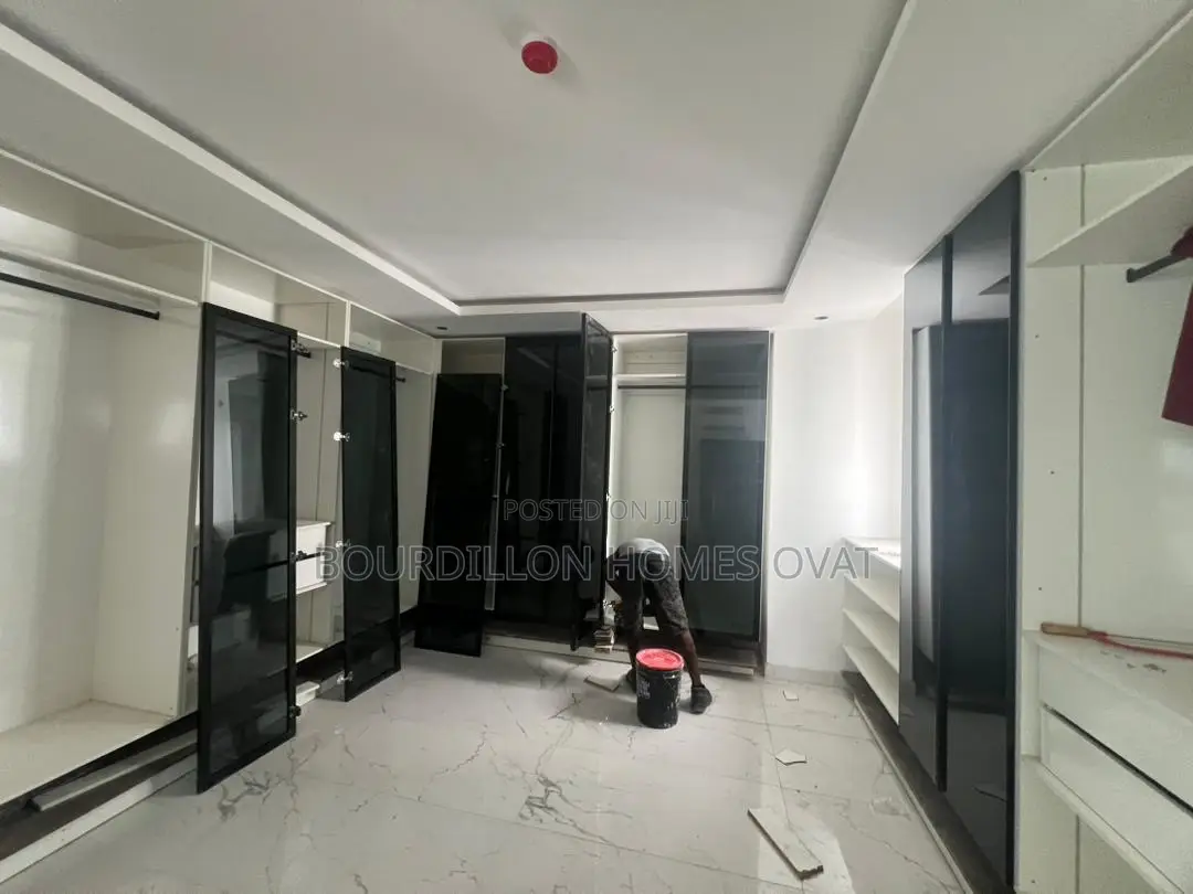 5bdrm Duplex in Banana Island for sale