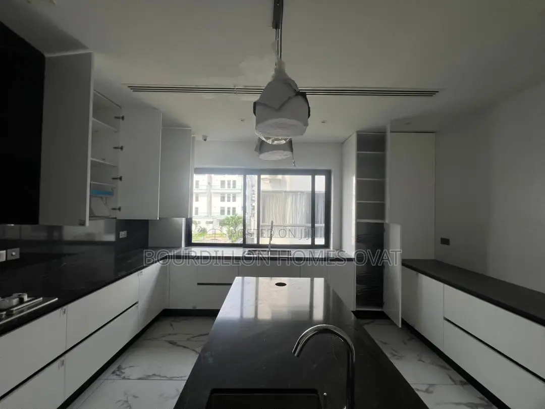 5bdrm Duplex in Banana Island for sale