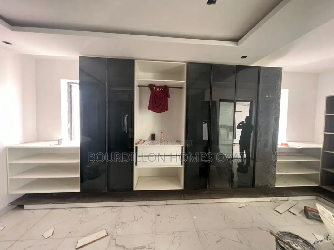 5bdrm Duplex in Banana Island for sale