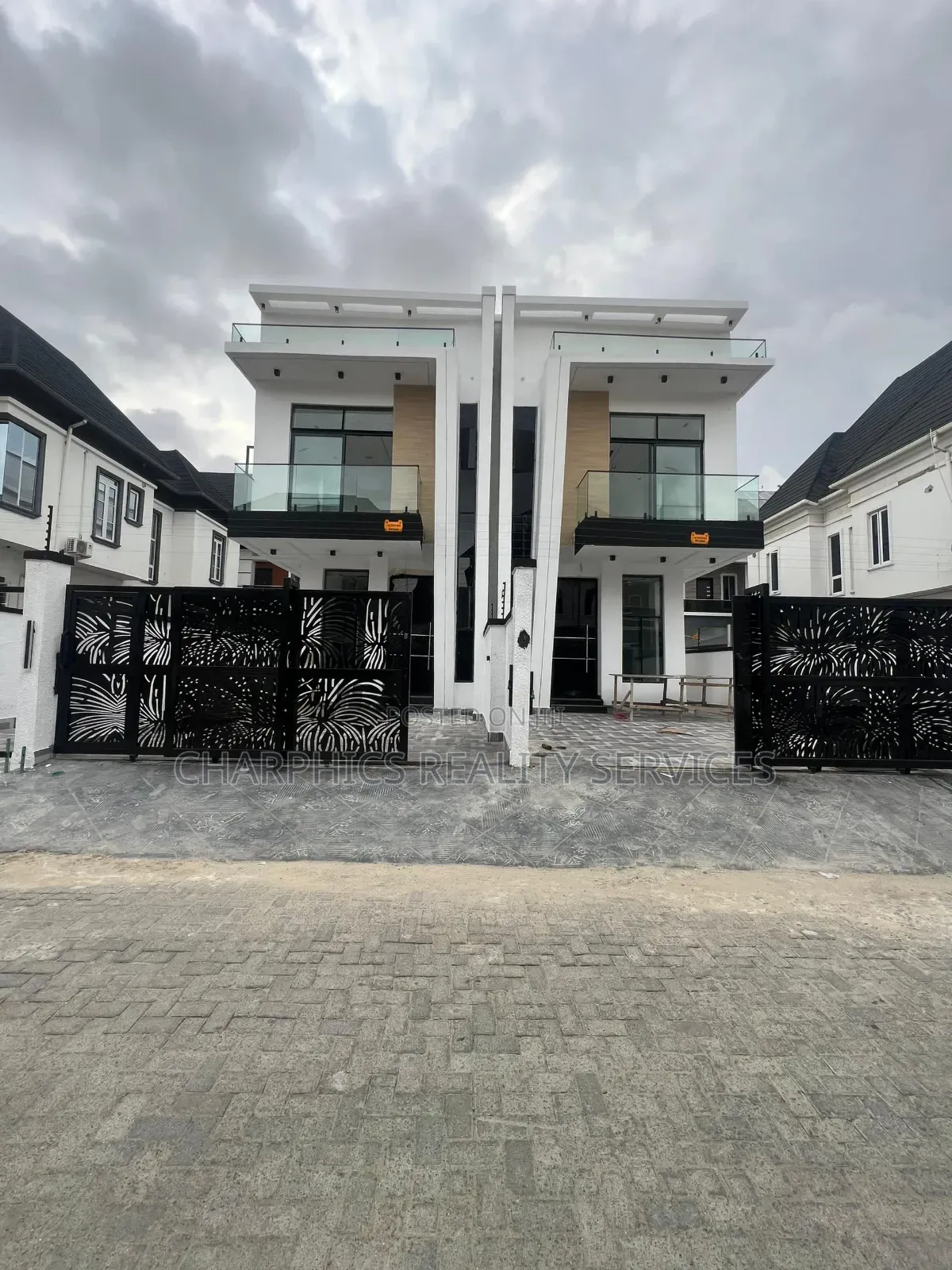 4bdrm Duplex in Lekki Phase 2 for sale